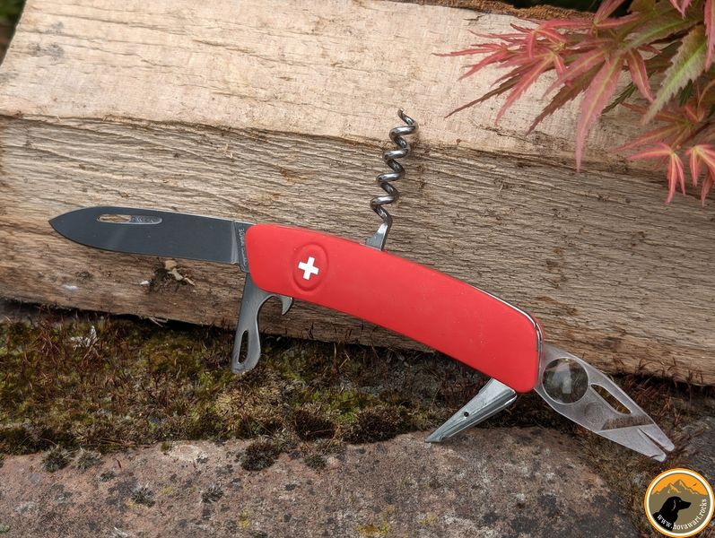 Rotes Schweizer Taschenmesser auf Holz