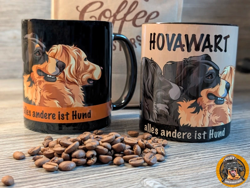 Zwei Keramiktassen mit Hovawart-Motiv und Kaffeebohnen davor, mit den Sprüchen "Hovawart" und "alles andere ist Hund".