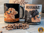 Zwei Keramiktassen mit Hovawart-Motiv und Kaffeebohnen davor, mit den Sprüchen "Hovawart" und "alles andere ist Hund".