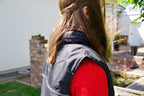 Person trägt Outdoor-Weste seitlich