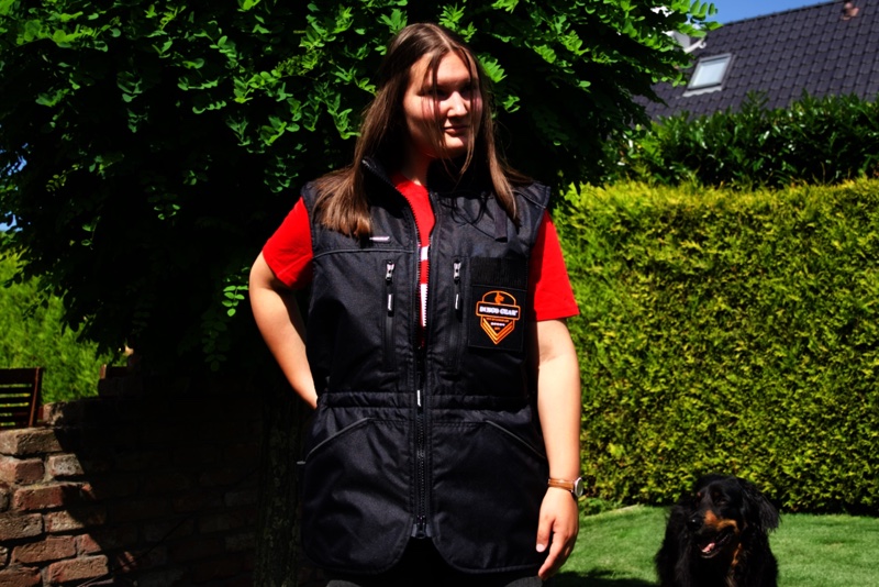 Frau mit Hund und Hundeweste