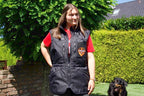 Frau mit Hund und Hundeweste