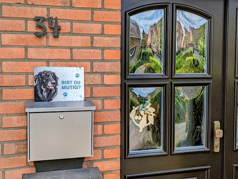 Warnschild Hovawart schwarz an einem Gartenzaun