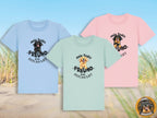 Drei Kinder T-Shirts in Hellblau, Hellgrün und Pink mit Hovawart-Motiven und dem Schriftzug "mein Bester Freund ist ein Hovawart" am Strand.
