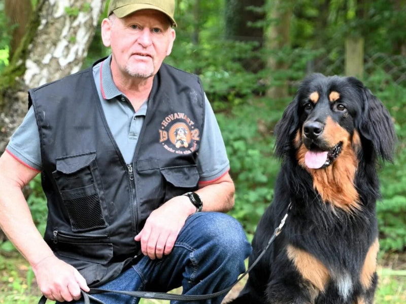 Mann mit großem Hund, Leine