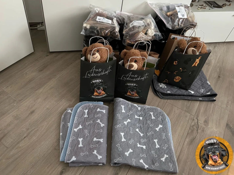 Hundedecken, Hundespielzeug, Geschenktüten, Boden