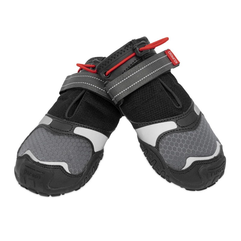 robuste, schwarze und graue Hundeschuhe mit Mesh-Einsätzen, starkem Profil und Reflektoren, gekreuzt dargestellt | Modell mit Klettverschluss und Gummizug für sicheren Halt an den Pfoten