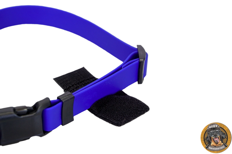 Blaues Biothane-Hundehalsband ist durch die schwarze AirTag-Halterung gezogen; die Klettverschlüsse der Tasche liegen offen. Detailansicht der Schnalle.