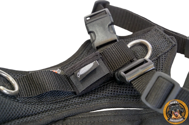 Airtag-Tasche am schwarzen, gepolsterten Großbachener Hundegeschirr befestigt.