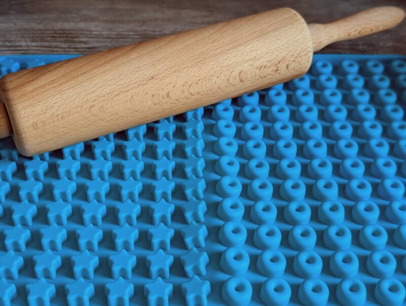 Teigrolle auf blauer Backform für Hundekekse