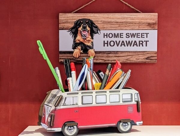 Hovawart Schild - Home sweet Hovawart auf einem Schreibtisch