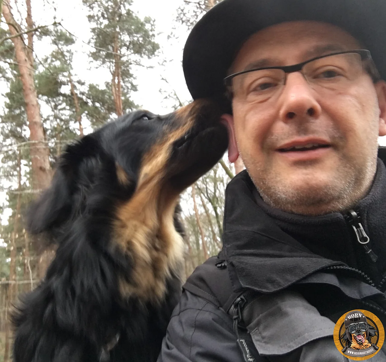 Alexander Laubenthal und Hovawart Hündin Alia im Wald.