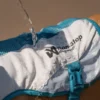 Kühlweste wird mit Wasser befeuchtet