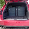 Das komplette Saferider Hundesystem im Kofferraum eines roten SUV, gesehen von hinten. Die Module bedecken die gesamte Breite der Rückbank.
