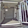 Das Saferider-Basismodul (SR) ist in eine große Aluminium-Hundebox im Kofferraum eines Kombis integriert.