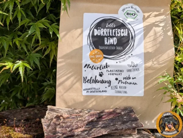 Dörrfleisch Rind Big Pack für große Hunde auf einer Mauer