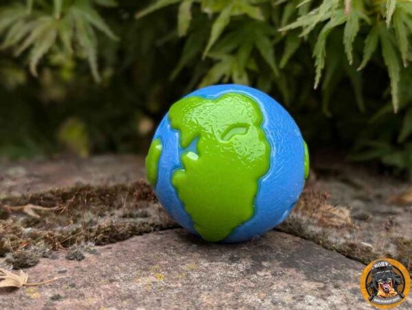 Planet-Ball-Hundespielzeug auf einer Mauer